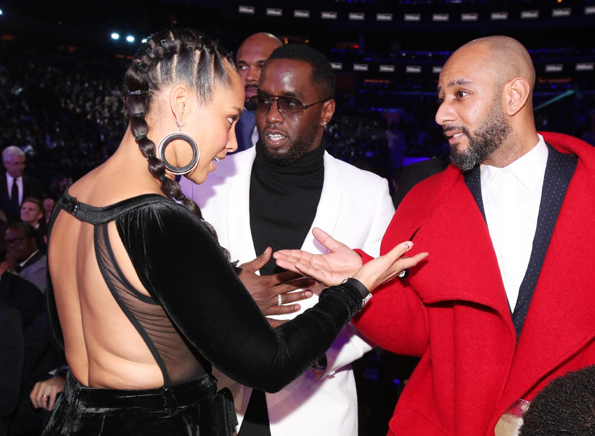Alicia Keys, Sean Diddy Combs e Swizz Beats nos bastidores do Grammy 2018 - Getty Images