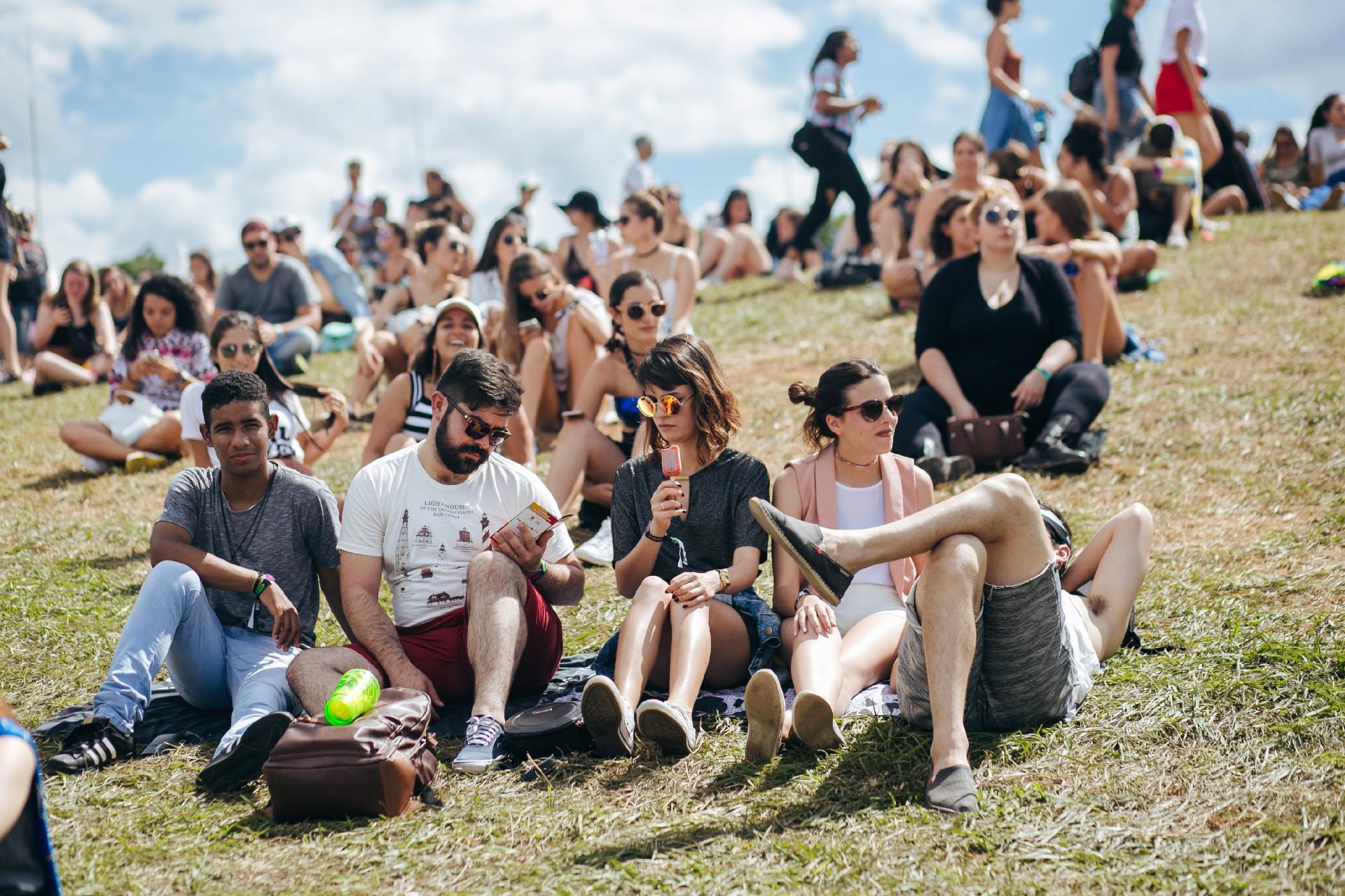 Público aproveita a grama para descansar no Lollapalooza Brasil 2018 - Felipe Gabriel/UOL