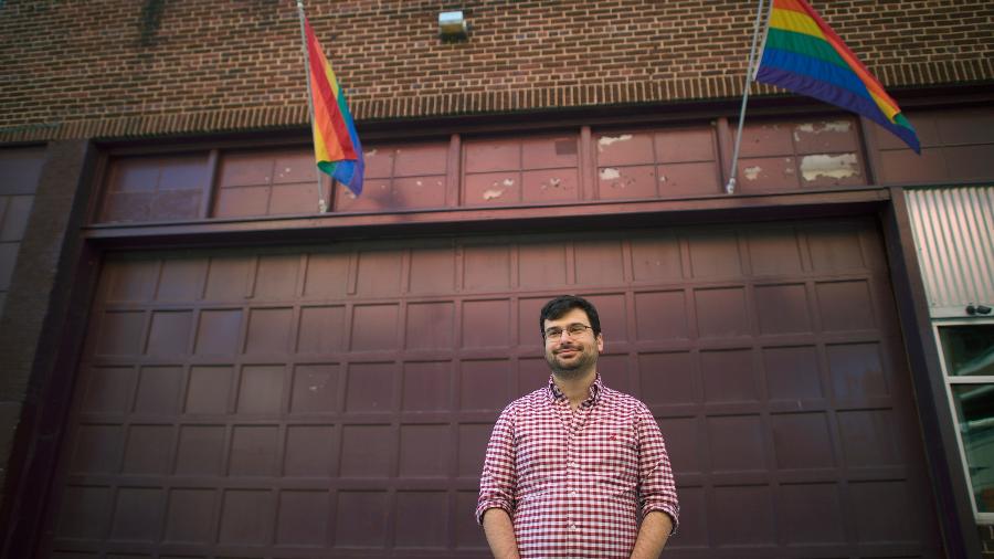 Jack Harrison-Quintana, diretor de igualdade do Grindr, o maior aplicativo de encontros gay do mundo, em um centro comunitário LGBT - Mark Makela/The New York Times