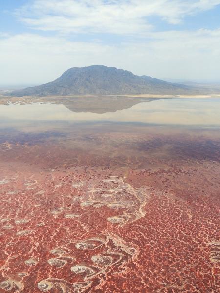 O lago Natron é cercado por uma linda paisagem montanhosa - Getty Images/iStockphoto - Getty Images/iStockphoto