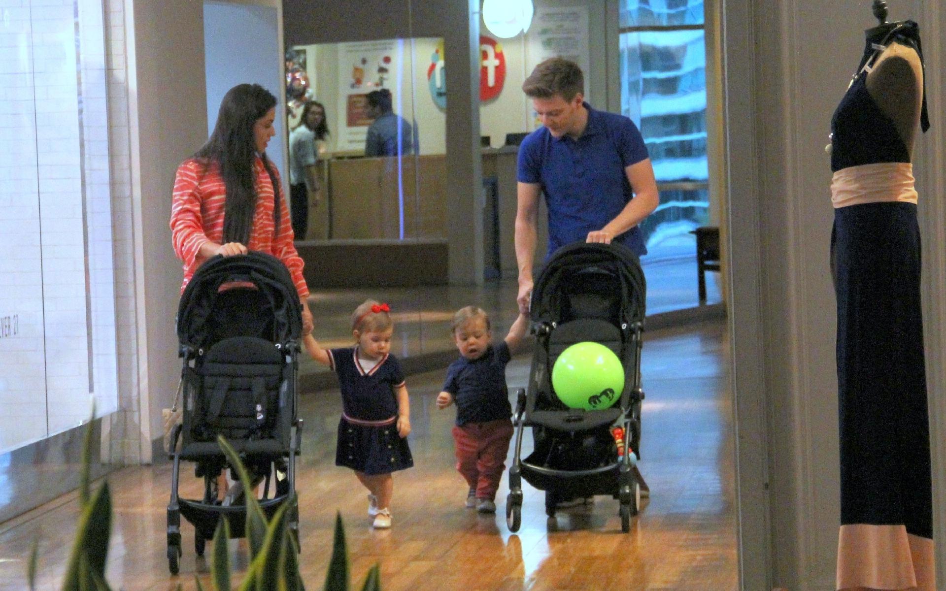 Em dia de folga de Michel Teló, o cantor e a mulher Thais Fersoza passearam com os filhos Melinda e Teodoro em um shopping no Rio neste sábado (15) - AgNews/J Humberto