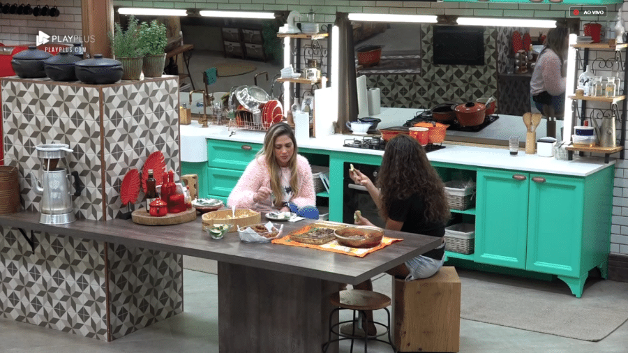 Nadja Pessoa e Fernanda Lacerda conversam na cozinha - Reprodução/PlayPlus