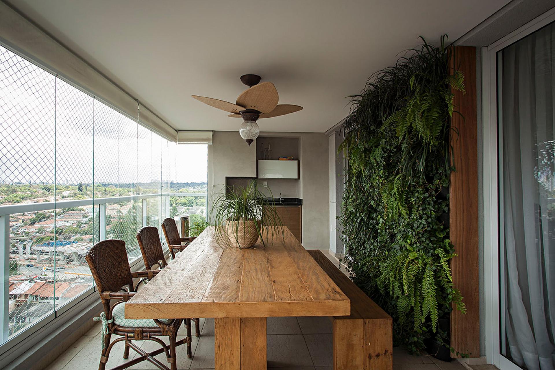 Com irrigação automática, o painel verde que reúne vários tipos de samambaia está sempre lindo e vistoso. Essa planta, geralmente, gosta de meia sombra e umidade do ar, por isso é muito bem-vinda em espaços internos. Projeto de Ieda e Carina Korman, da Korman Arquitetos - Gui Morelli | Divulgação