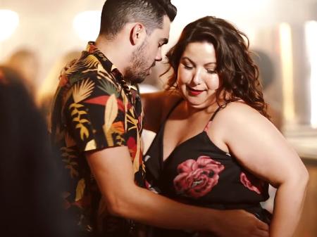 Gabriel Diniz com Mariana Xavier, a Jenifer original, no clipe da música que viralizou - Reprodução/YouTube