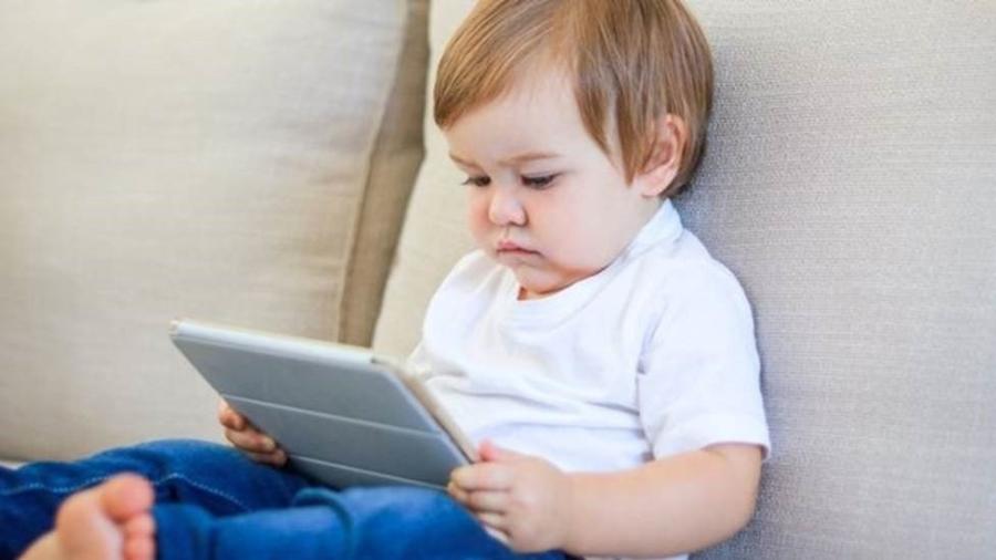 Especialistas canadenses e americandos dizem que crianças não devem usar telas antes de completar 18 meses de idade - Getty Images