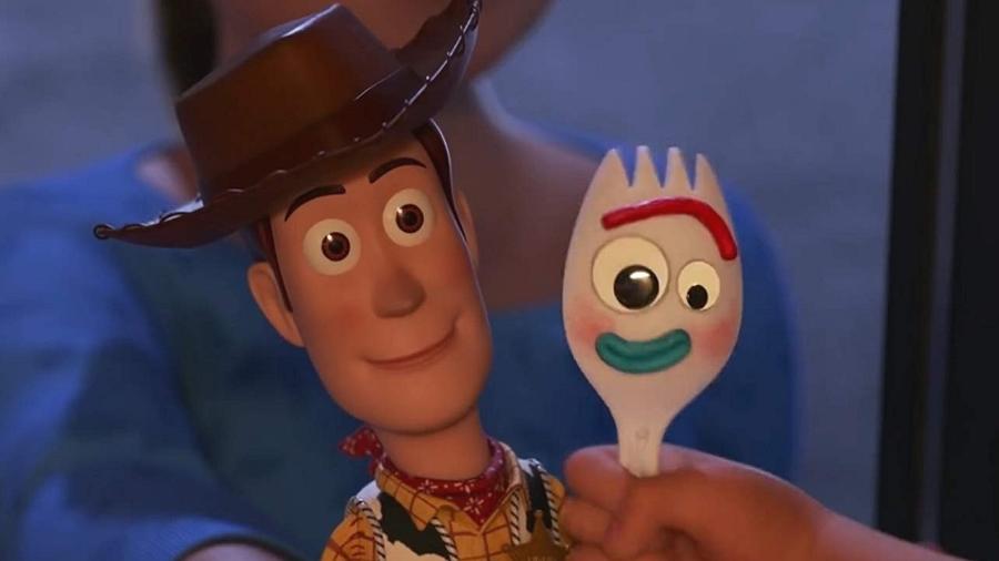 Woody e Garfinho em cena de Toy Story 4 - Divulgação