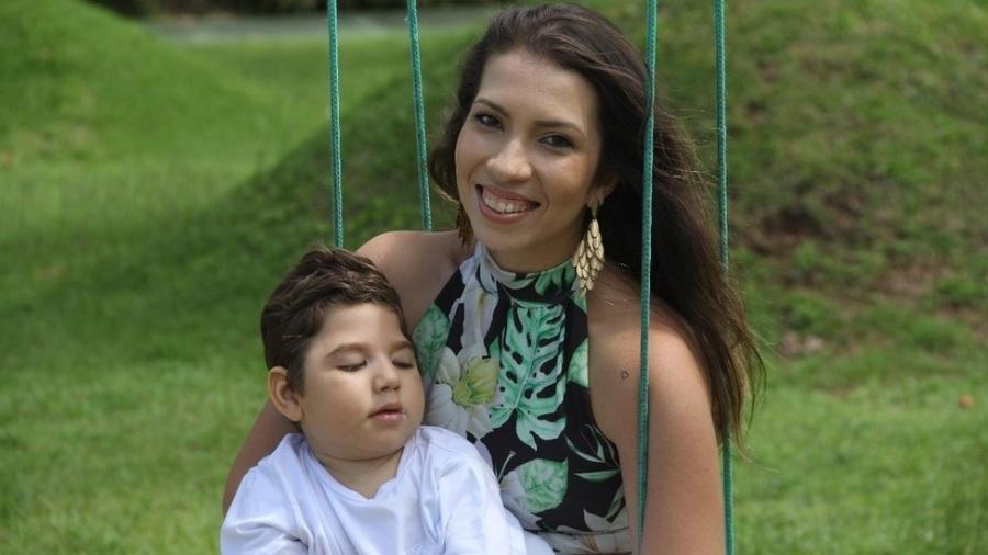 A maquiadora Débora Gabriella de Lima começou a dar óleo feito de Cannabis sativa para seu filho Cauã depois durante uma crise convulsiva aguda - Arquivo pessoal 