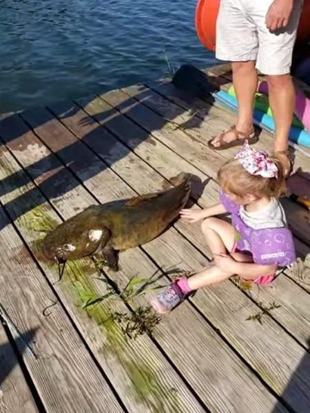 Ela pescou um peixão usando uma vara de pescar infantil! - Reprodução/YouTube