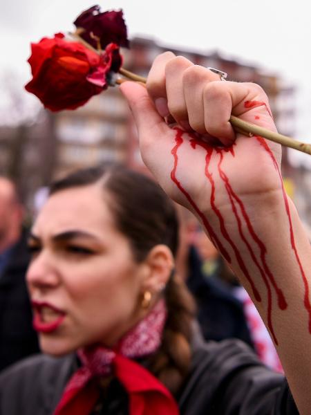 Manifestante protesta pela igualdade de gênero no Dia da Mulher - Armend Nimani/AFP