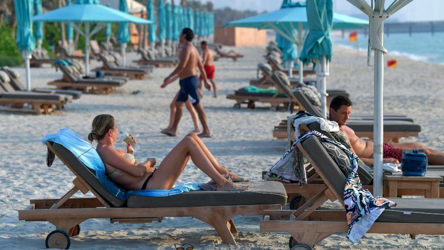Turistas na praia do hotel Al Naseem, em Dubai - AFP