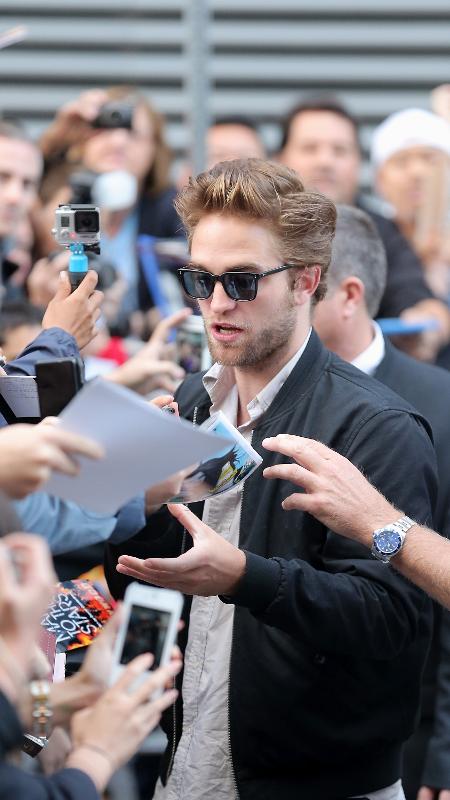 Robert Pattinson e fãs - J. Countess/GC Images - J. Countess/GC Images