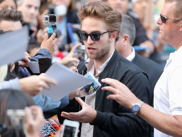 Ficar pertinho dos fãs, como Robert Pattinson fez no Festival de Toronto de 2014? Nem pensar!