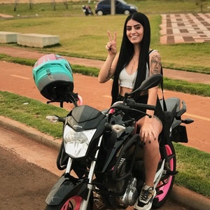 Amanda da 160 em uma de suas motos - Reprodução/Instagram - Reprodução/Instagram