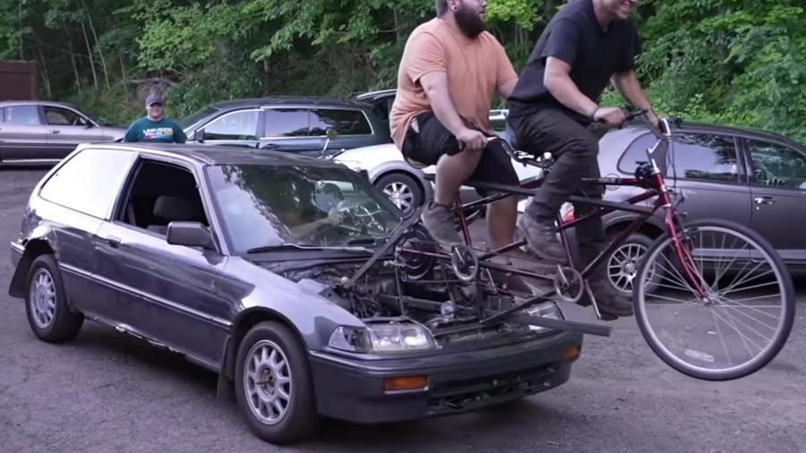 Youtubers utilizam bicicleta como força motriz para Honda Civic - Reprodução
