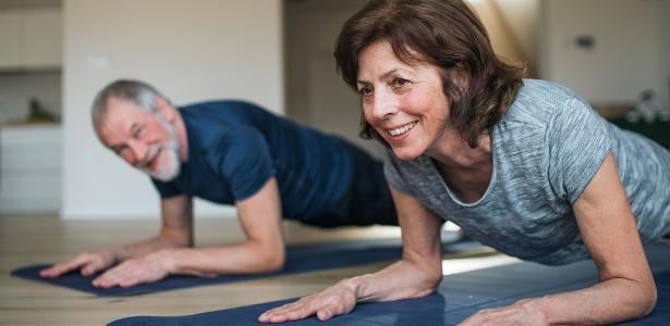 Fêmea Flexível Usando Máquina De Reformador De Pilates Na Academia