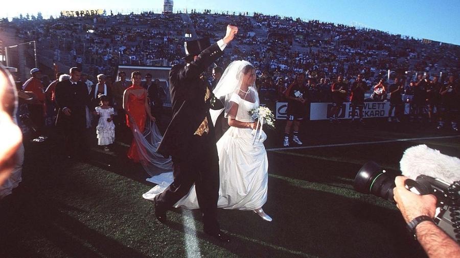 O norueguês Oivind Ekeland e a brasileira Rosangela de Souza se casaram no estádio que, uma hora depois, receberia o jogo entre os dois países de origem dos noivos pela Copa do Mundo de 1998 - Alexander Hassenstein/Bongarts/Getty Images