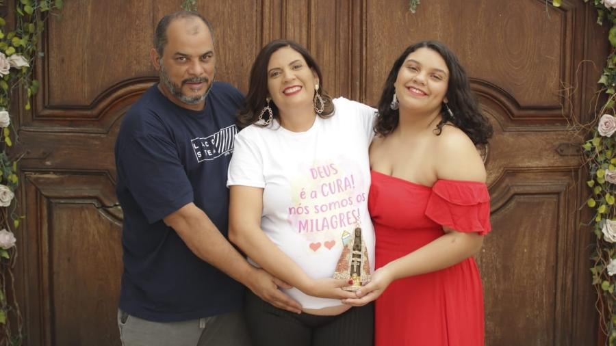 Gislene com o marido Marcelo e a filha Ariel; ela engravidou de Emanuele aos 43 anos, naturalmente, após tratar câncer de mama
