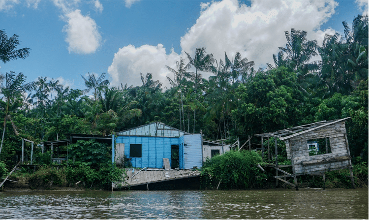 Casas abandonadas no sul do arquipélago prestes a cair devido à erosão do Rio Amazonas. Os moradores retiram partes das casas para que possam ser reutilizadas na construção de uma nova moradia