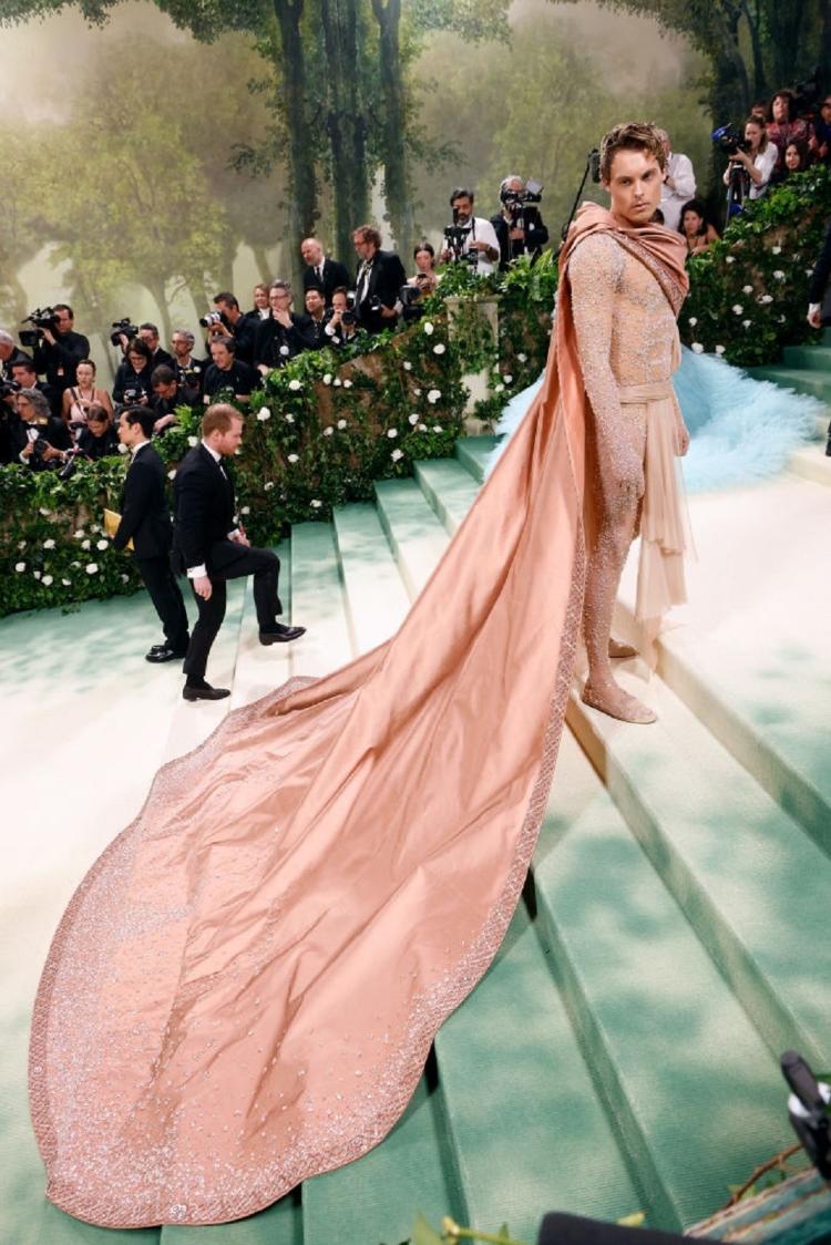  Gustav Magnar Witzøe chamou atenção com look no Met Gala