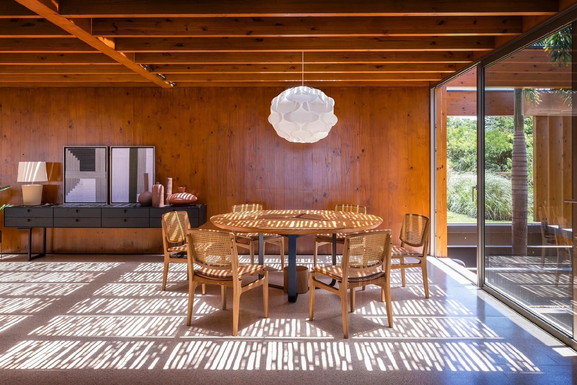 A sala de jantar está próxima, com materiais naturais - couro, fibras naturais, madeira e lã - que o morador ama. - Renato Navarro/Divulgação