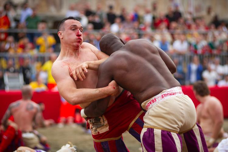 Uma multidão se reúne para assistir ao torneio de "calcio storico fiorentino"