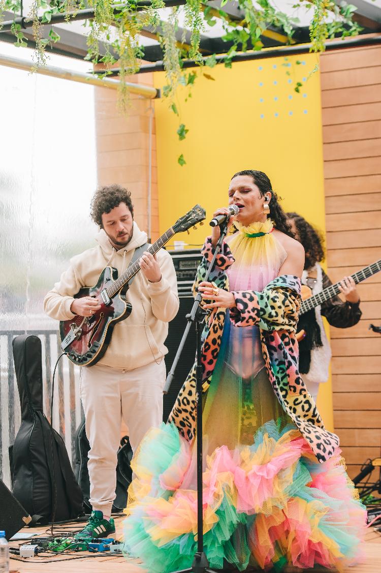 A cantora Assucena enche de cor a manhã cinzenta de domingo (30), segundo dia do festival Turá, em São Paulo