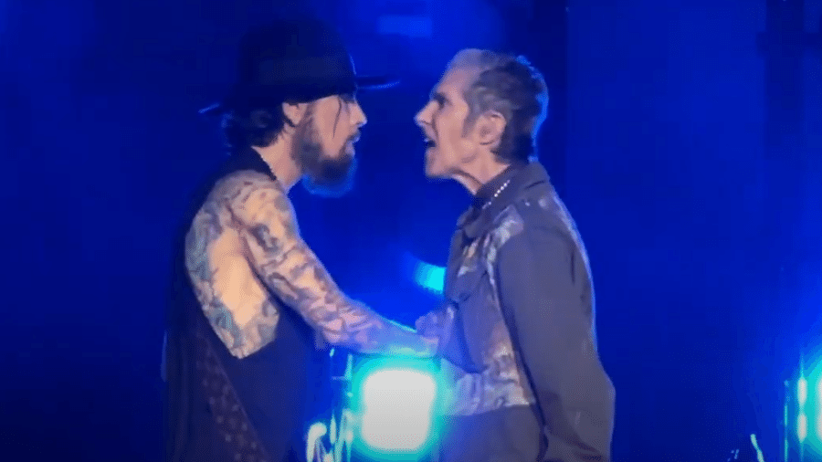 Perry Farrell ataca guitarrista, Dave Navarro, durante show em Boston