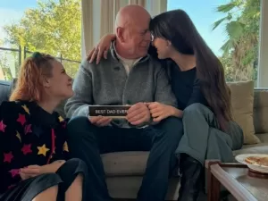 Bruce Willis sorri com as filhas em fotos após demência: 'Melhor pai'