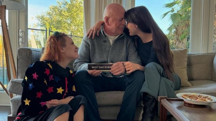 Bruce Willis aparece sorridente com as filhas em novas fotos