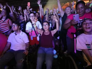 'A gente ama samba': Thiaguinho canta para 5.500 deficientes físicos em SP