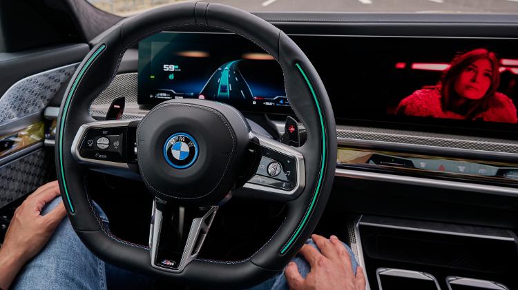 Carros com nível 3 de automação começaram a ser vendidos; nesses casos, o motorista pode mexer no celular e ver filmes, mas precisa estar atenção caso o carro "peça ajuda" Carros com nível 3 de automação começaram a ser vendidos; nesses casos, o motorista pode mexer no celular e ver filmes, mas precisa estar atenção caso o carro "peça ajuda"