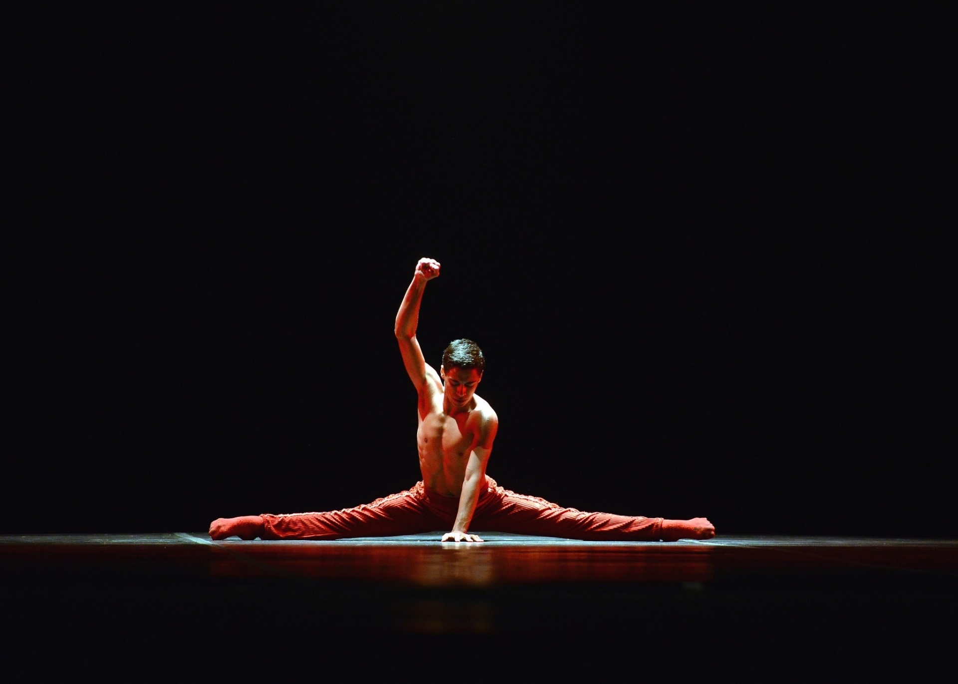 23.jul.2015 - O bailarino Marcos Vinícius de Souza, de Goiânia, ficou em primeiro lugar na categoria balé Neoclássico - Solo Masculino - Sênior, no 33º Festival de Dança de Joinville, com a coreografia "Rojo" - Nilson Bastian/Divulgação