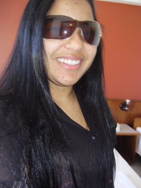 "Algumas pessoas já disseram que sou lésbica por culpa de uma desilusão amorosa ou porque nunca peguei um homem de verdade. Quando ouço isso de um homem, gosto de responder na mesma moeda, dizendo que ele também é heterossexual porque não pegou um homem de verdade. Esses estereótipos persistem porque as pessoas não querem conhecer o que é diferente para elas, para descobrir se é realmente como elas imaginam" | Alexsandra Mattos de Liz, 27, atendente - Arquivo Pessoal