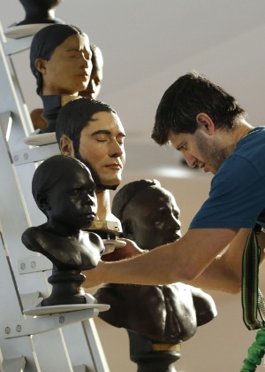 13.out.2015 - Um funcionário do Museu do Homem, em Paris, instala bustos antes da reinauguração do espaço após 6 anos de reforma - Patrick Kovarik/AFP - Patrick Kovarik/AFP