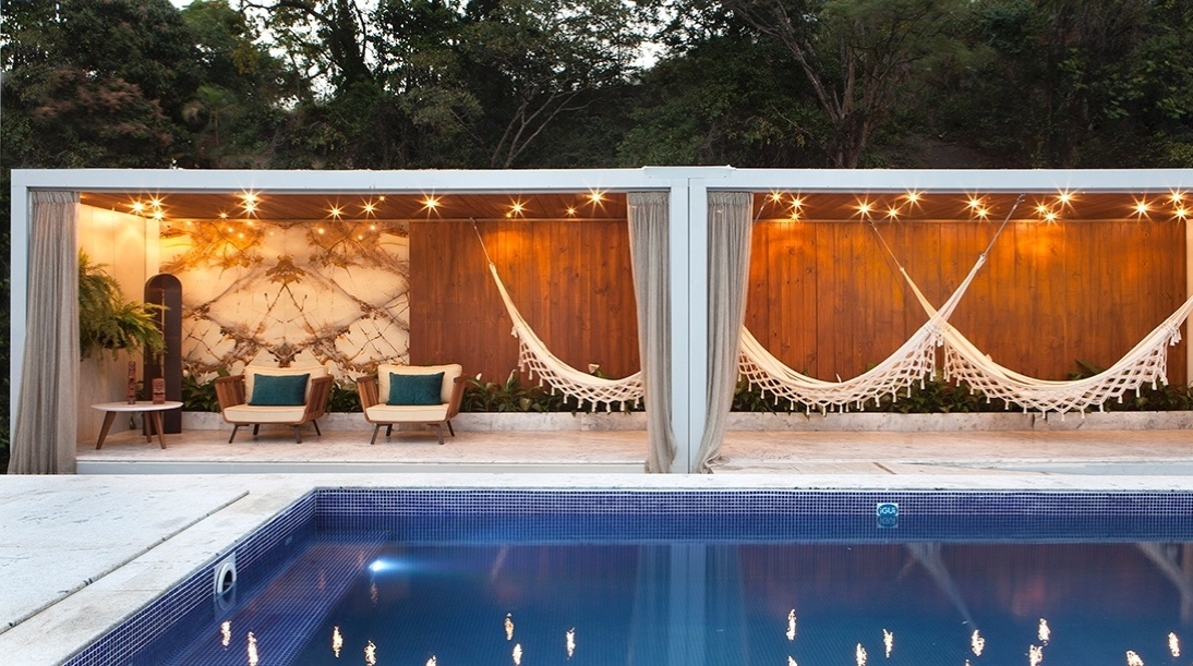 Nas paredes e no teto da varanda - Está pensando em renovar a área externa? Inspire-se pela na de Ana Dieuzeide, André Victor de M. Alves e Laila Santos para o projeto Largo das Águas e utilize tábuas corridas para revestir paredes e teto. Quer mais uma dica? Combine o material com acabamento marmorizado para dar refinamento ao ambiente | A Casa Cor Espírito Santo (www.casacor.com.br) fica em cartaz até 10 de novembro de 2015 - Felipe Araújo/ Divulgação