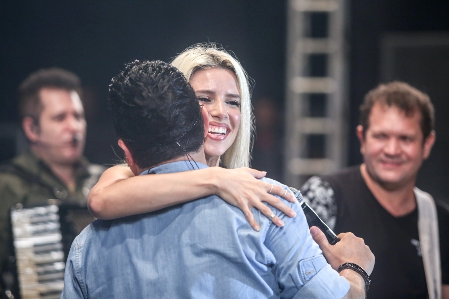 20.nov.2015 - Nova parceira de Chimbinha, a cantora Thábata também é chamada ao palco pela dupla sertaneja Bruno e Marrone. Ela abraça Bruno - Caio Duran / Azzi Agency / Divulgação