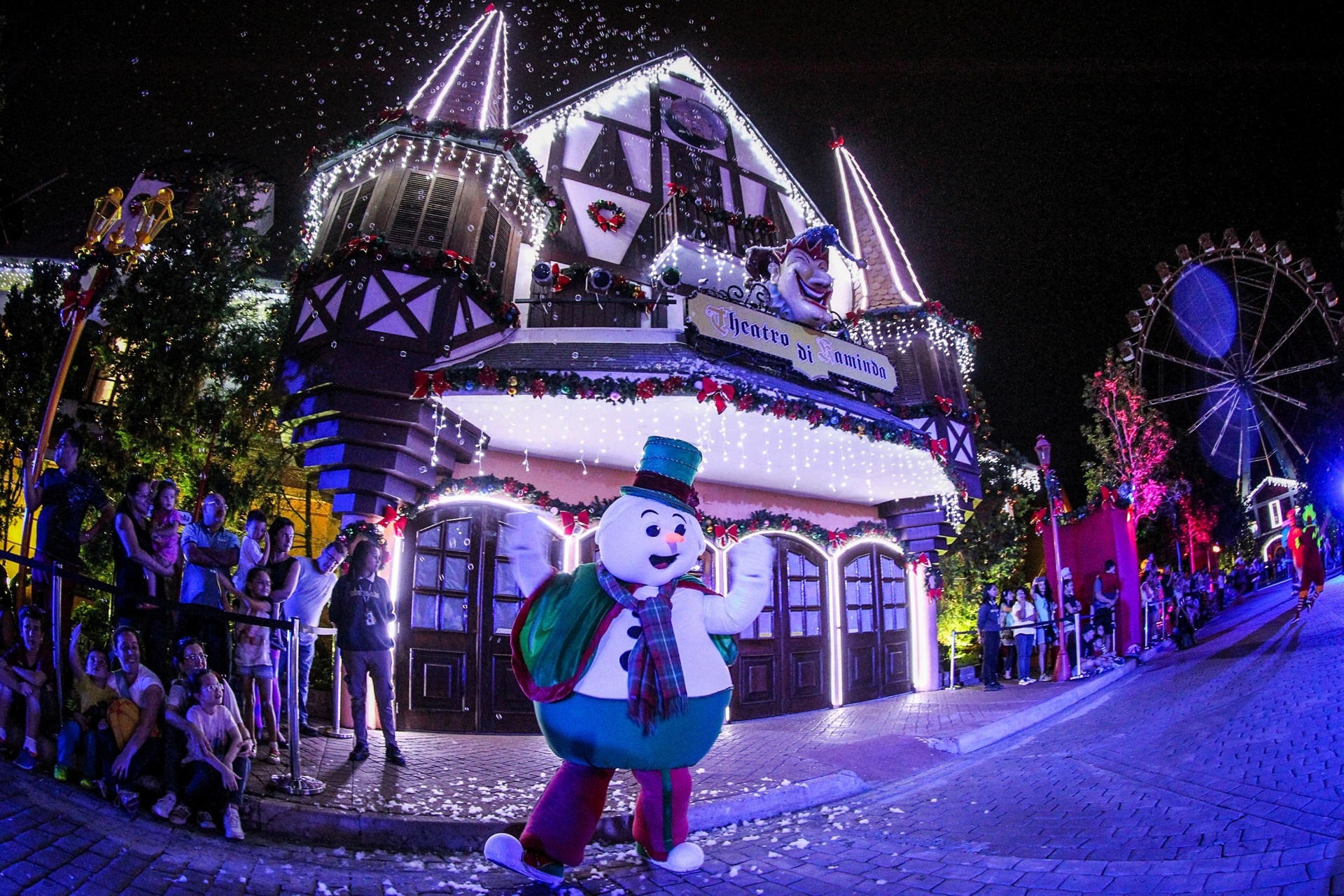 Até dia 30 de dezembro, o Hopi Hari recebe a 3ª edição do Natal do Pernalonga e Sua Turma, que terá o Papai Noel, duendes, renas, soldadinhos de chumbo, noeletes e os personagens Looney Tunes, como Pernalonga, Patolino, Piu-Piu, Frajola, Taz e Marvin. Ao cair da noite, a rua di Kaminda ganha uma iluminação especial na Vila de Natal e uma parada com todos os personagens. - Divulgação