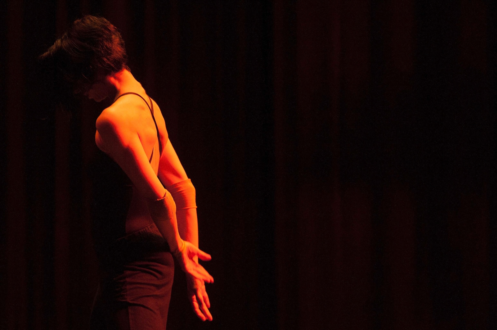 16.dez.2015 - Grupo Corpo ensaia as coreografias "Onqotô", com trilha sonora de Zé Miguel Wisnik e Caetano Veloso, e "Parabelo", de Wisnik e Tom Zé, para apresentações no Auditório Ibirapuera, de 17 a 20 de dezembro. Os ingressos já estão esgotados. As apresentações encerram a comemoração de 40 anos da companhia, que também é homenageada com a exposição Ocupação Grupo Corpo 40 anos, até 17 de janeiro de 2016, no Itaú Cultural. - Reinaldo Canato/UOL