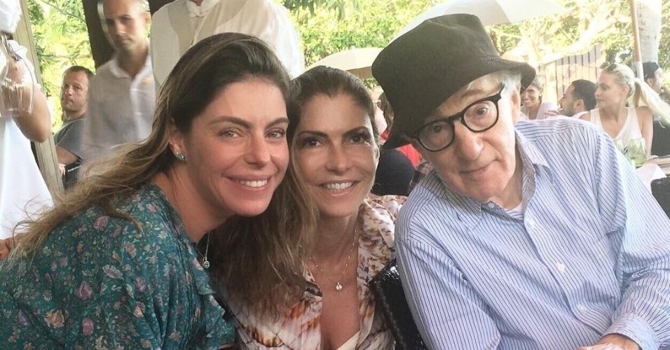 31.dez.2015 - Daniella Cicarelli tietou Woody Allen nesta quinta-feira, em Nova York (EUA). A modelo e apresentadora almoçou com uma amiga e encontrou o cineasta no mesmo restaurante. Ela publicou no Instagram uma foto ao lado de Woody e surpreendeu seus seguidores. 