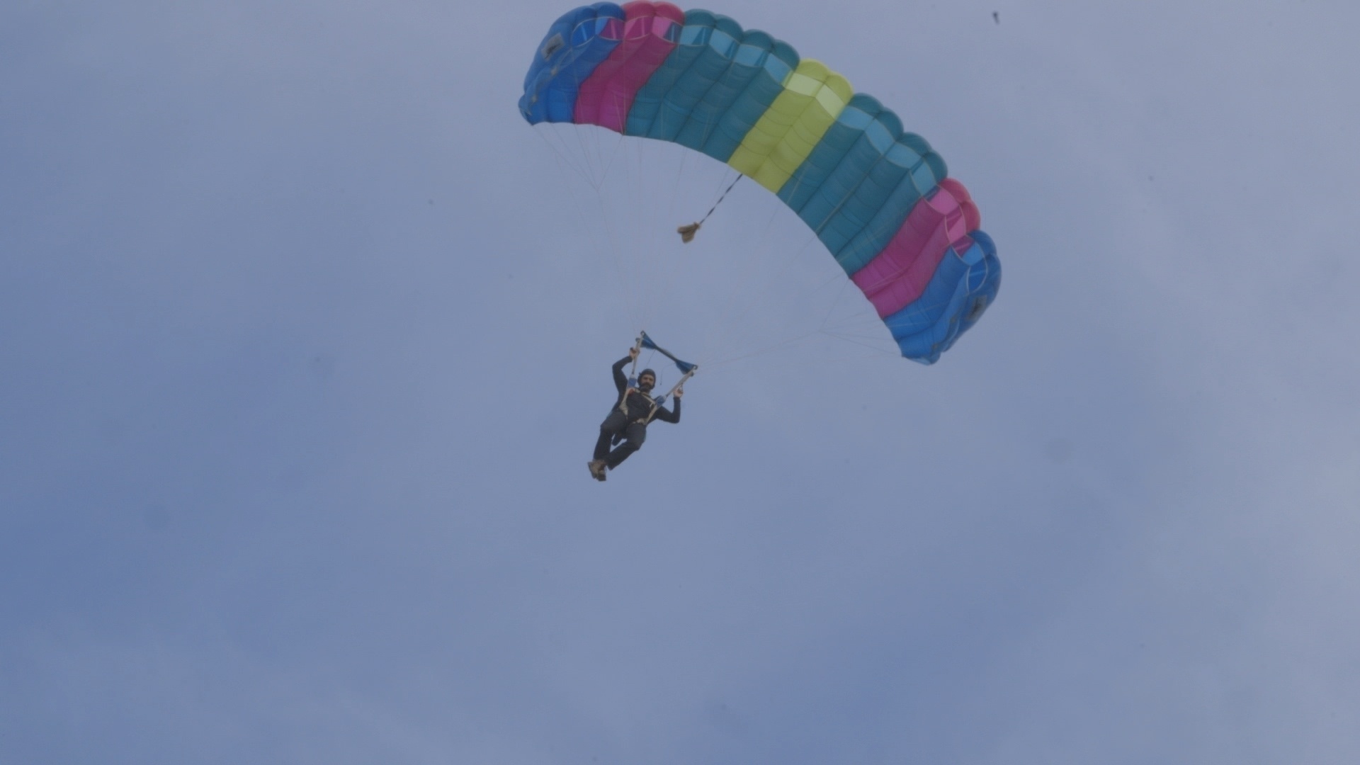 No programa "Talento Mais", o ator Iran Malfitano mostra que além de atuar, também é paraquedista - Divulgação