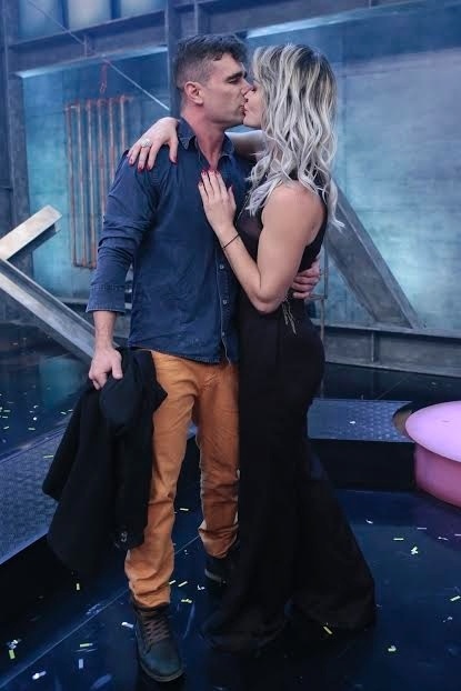 21.jun.2016 - Laura Keller e Jorge trocam beijos durante a final do "Power Couple Brasil" - Rafael Cusato/Brazil News