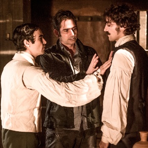 O diretor artístico Vinicius Coimbra ensaia cena com André (Caio Blat) e Tolentino (Ricardo Pereira), de "Liberdade, Liberdade" - João Cotta/Globo - João Cotta/Globo