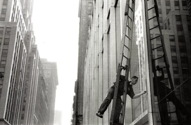 Homem trabalha na manutenção de prédio em Nova York - Louis Stettner