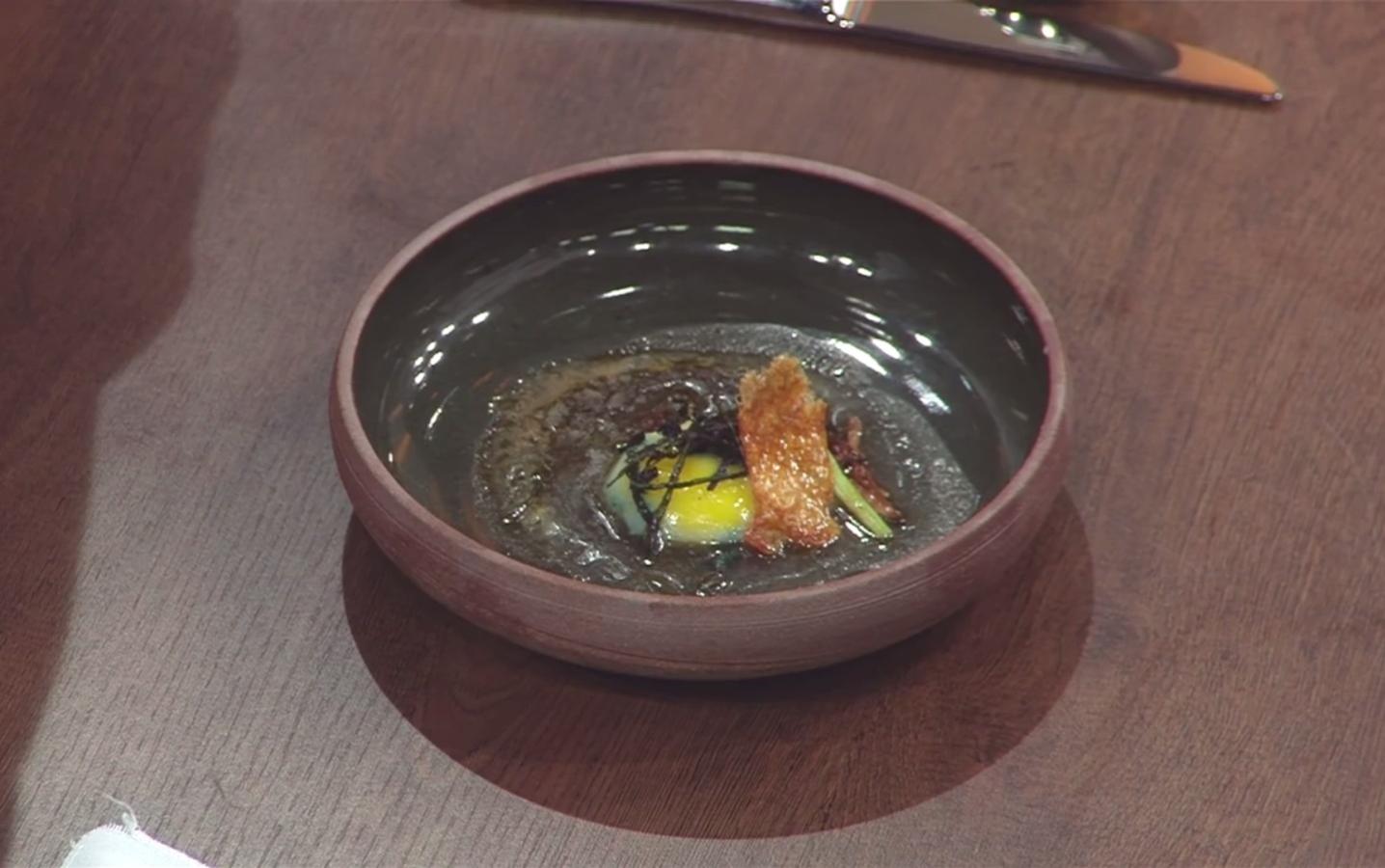 Em uma semana, Marcelo foi do céu ao inferno no "MasterChef". Após impressionar os jurados com o purê de repolho, ele comemorou a prova da caixa misteriosa com "restos", como pele de galinha. Entretanto, Paola fez cara feia ao provar a gema perfeita com creme de tutano, que estava gordurosa demais, e Jacquin detonou o prato: "É a coisa mais ridícula que eu vi nesse 'MasterChef'" - Reprodução/Band