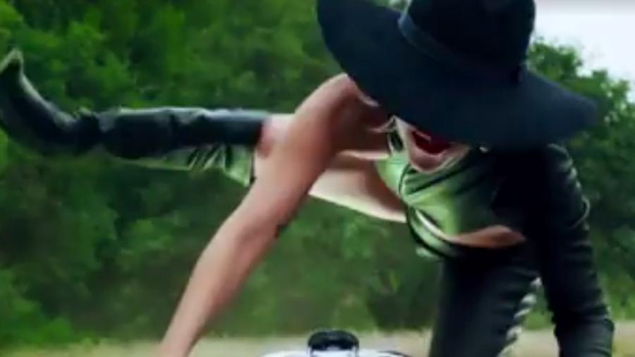 Lady Gaga se equilibra em cima de uma moto em alta velocidade em novo clipe - Reprodução