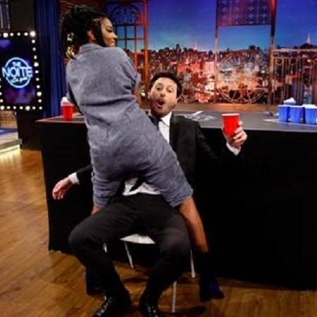 Ludmilla faz "lap dance" com Danilo Gentili - Gabriel Cardoso/SBT - Gabriel Cardoso/SBT