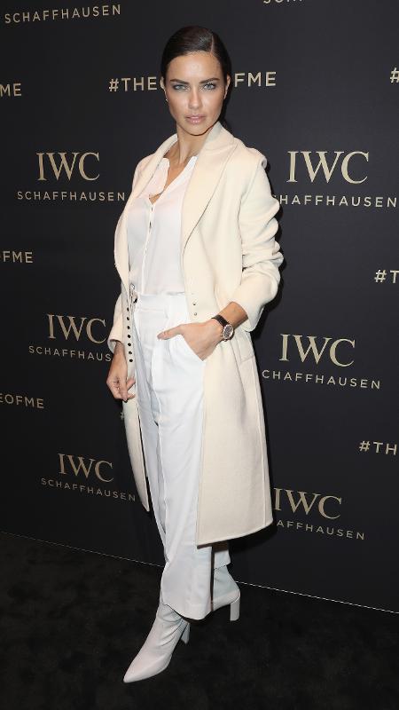 A top Adriana Lima usa botas brancas em look monocromático - Getty Images