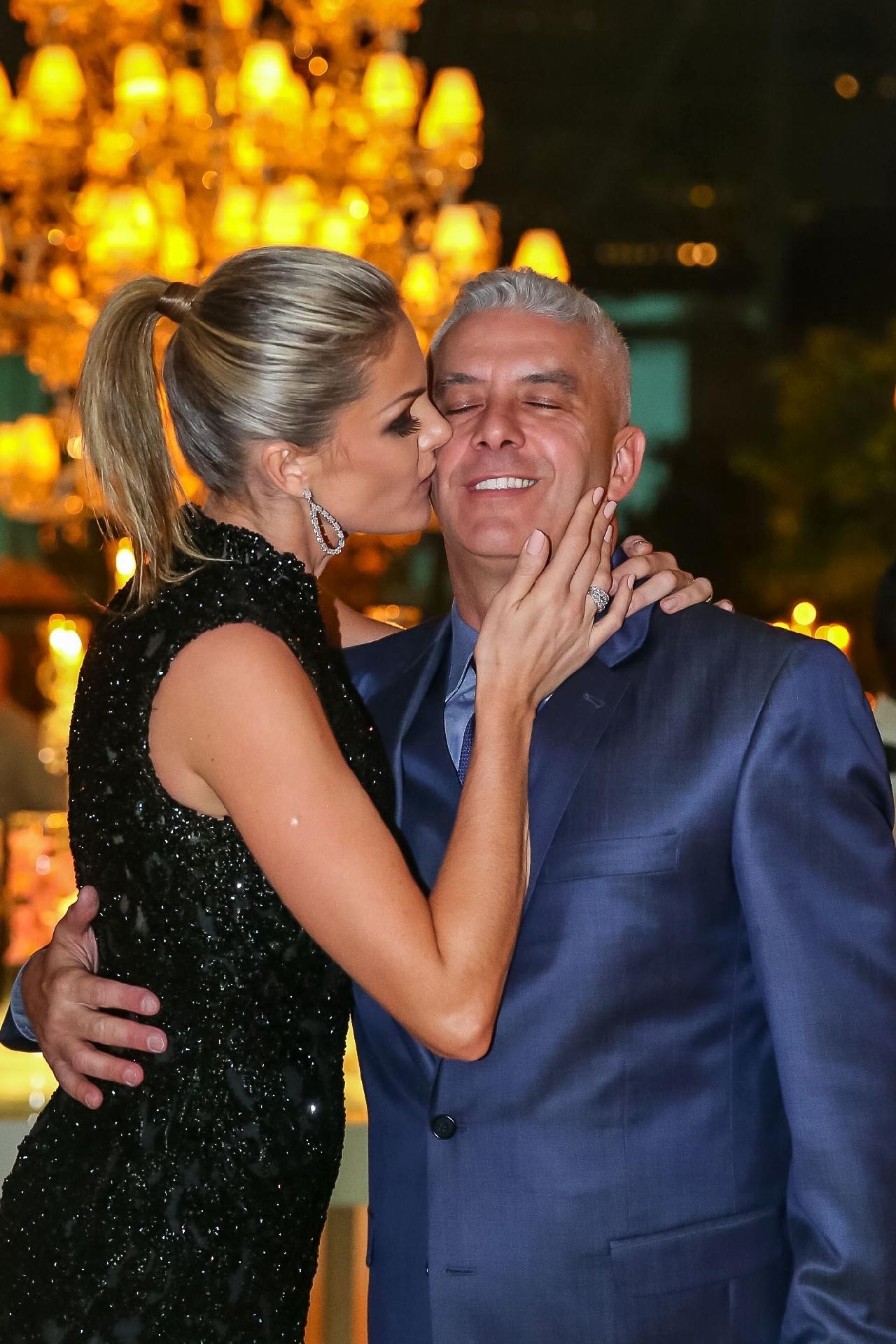 Ana Hickmann beija o marido, Alexandre Correa, na festa de 15 anos de sua marca de óculos em São Paulo - Raphael Castello/AgNews