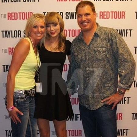 Taylor Swift posa com o radialista David Mueller - TMZ
