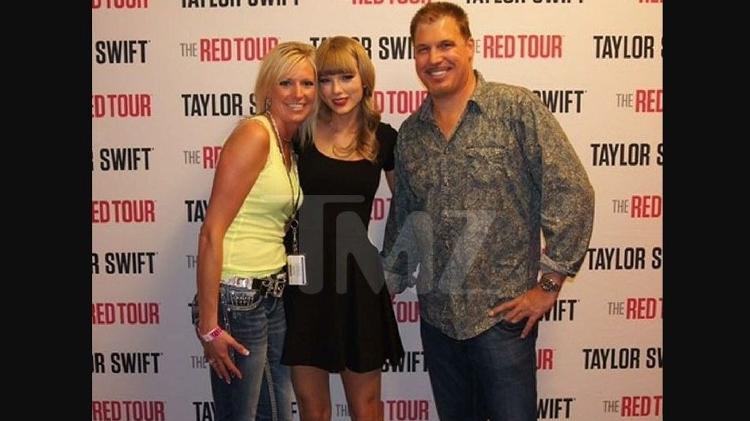 Taylor Swift posa com o radialista David Mueller - TMZ - TMZ